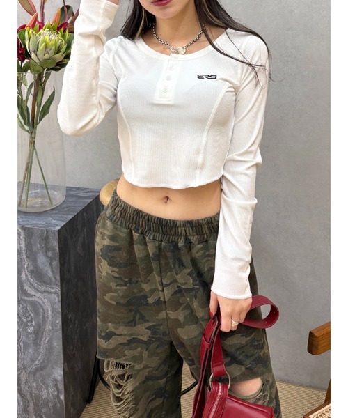 EVRIS(エヴリス)の「ワンポイントヘンリーネックトップス(Tシャツ/カットソー・レディース・ホワイト/レッド/ブラック・FREE)」の6枚目の写真
