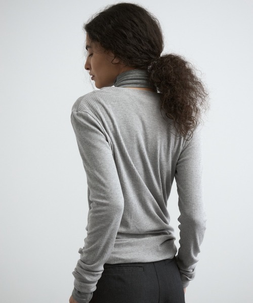 CREDONA（クレドナ）の「TENCEL CASMIRE SILK HENLY TEE/テンセルカシミヤシルクヘンリーティー（Tシャツ/カットソー・レディース・グレー/アイボリー/ブラック・FREE）」の6枚目の写真