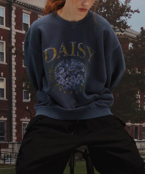 .KOM(ドットコム)の「A'GEM/9 × .kom 『CPGN STUDIO/コンパーニョ』 Daisy Pigment Sweatshirt/デイジーピグメントスウェットシャツ(スウェット・レディース・ブラック/ブルー・M)」の7枚目の写真