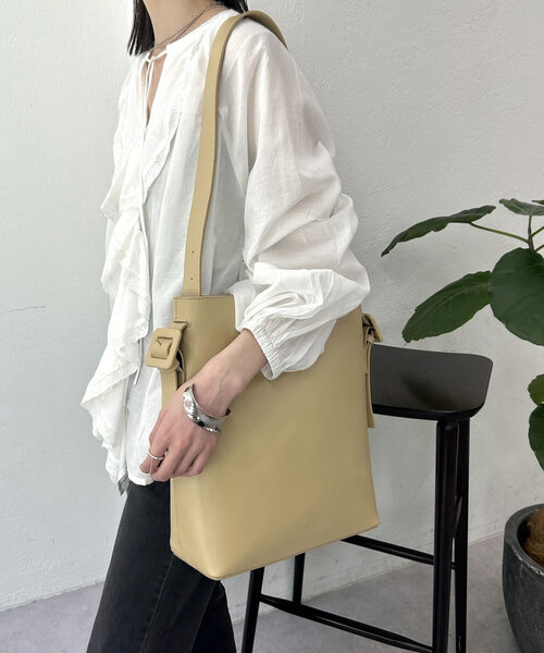 loti サイドベルトワンハンドルトート セール】loti サイドベルトワンハンドルトート（トートバッグ