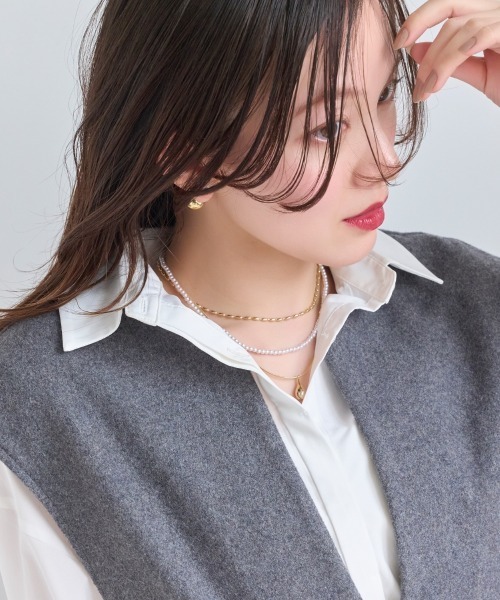 Phoebe（フィービィー）の「パール×ドロップメタルチャーム3連ネックレス/全長:40cm+5cm 結婚式 セレモニー 同窓会 お呼ばれ フォーマル オケージョン（ネックレス・レディース・イエローゴールド/シルバー・FREE）」の4枚目の写真