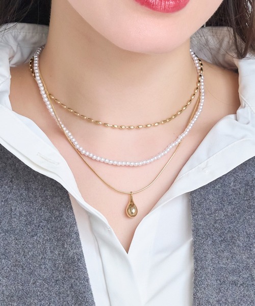 Phoebe（フィービィー）の「パール×ドロップメタルチャーム3連ネックレス/全長:40cm+5cm 結婚式 セレモニー 同窓会 お呼ばれ フォーマル オケージョン（ネックレス・レディース・イエローゴールド/シルバー・FREE）」の7枚目の写真