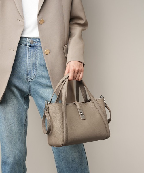 NiiNa(ニーナ)の「【 NiiNa / ニーナ 】高品質牛革 2way ミディアムバケットバッグ(インナーポーチ付き)(ショルダーバッグ・レディース・ブラック/グレイッシュベージュ・FREE)」の2枚目の写真