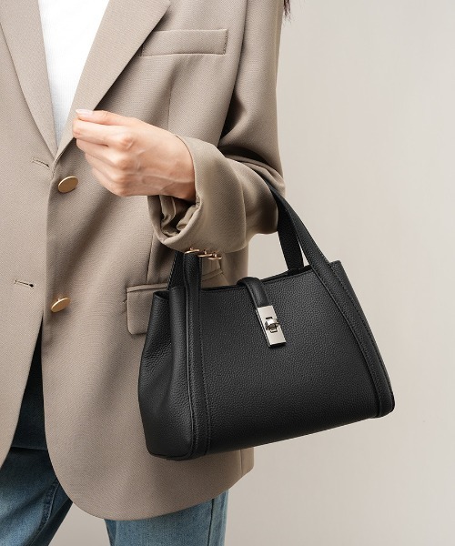 NiiNa(ニーナ)の「【 NiiNa / ニーナ 】高品質牛革 2way ミディアムバケットバッグ(インナーポーチ付き)(ショルダーバッグ・レディース・ブラック/グレイッシュベージュ・FREE)」の1枚目の写真