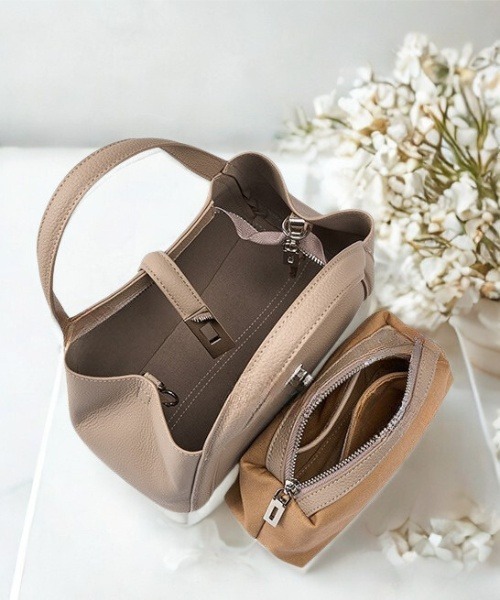 NiiNa(ニーナ)の「【 NiiNa / ニーナ 】高品質牛革 2way ミディアムバケットバッグ(インナーポーチ付き)(ショルダーバッグ・レディース・ブラック/グレイッシュベージュ・FREE)」の4枚目の写真