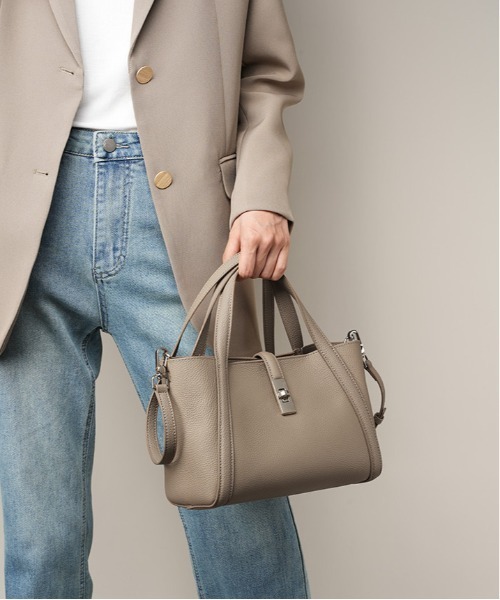 NiiNa(ニーナ)の「【 NiiNa / ニーナ 】高品質牛革 2way ミディアムバケットバッグ(インナーポーチ付き)(ショルダーバッグ・レディース・ブラック/グレイッシュベージュ・FREE)」の5枚目の写真