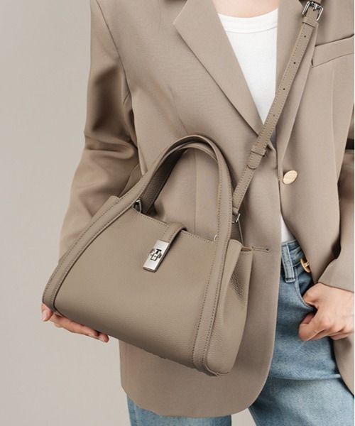 NiiNa(ニーナ)の「【 NiiNa / ニーナ 】高品質牛革 2way ミディアムバケットバッグ(インナーポーチ付き)(ショルダーバッグ・レディース・ブラック/グレイッシュベージュ・FREE)」の6枚目の写真