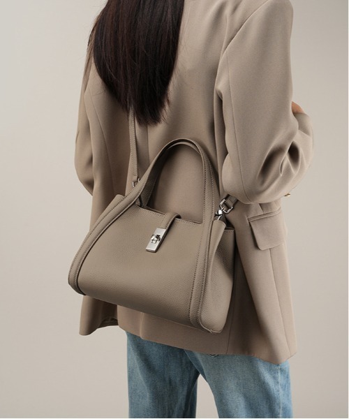 NiiNa(ニーナ)の「【 NiiNa / ニーナ 】高品質牛革 2way ミディアムバケットバッグ(インナーポーチ付き)(ショルダーバッグ・レディース・ブラック/グレイッシュベージュ・FREE)」の7枚目の写真