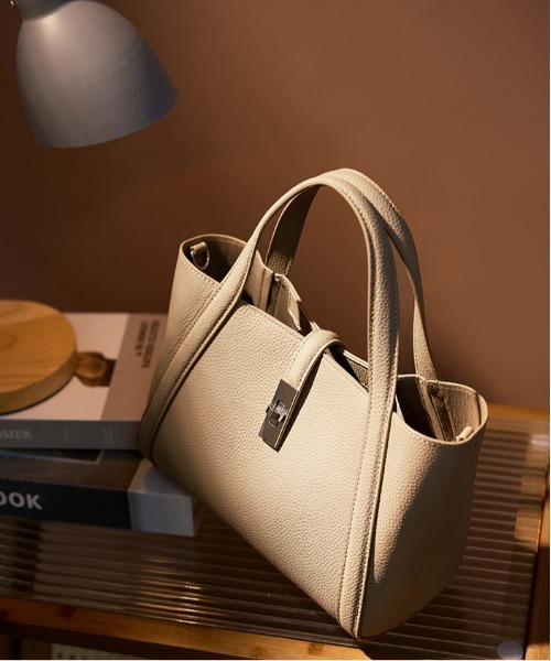 NiiNa(ニーナ)の「【 NiiNa / ニーナ 】高品質牛革 2way ミディアムバケットバッグ(インナーポーチ付き)(ショルダーバッグ・レディース・ブラック/グレイッシュベージュ・FREE)」の8枚目の写真