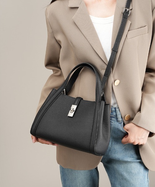 NiiNa(ニーナ)の「【 NiiNa / ニーナ 】高品質牛革 2way ミディアムバケットバッグ(インナーポーチ付き)(ショルダーバッグ・レディース・ブラック/グレイッシュベージュ・FREE)」の9枚目の写真