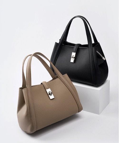 NiiNa(ニーナ)の「【 NiiNa / ニーナ 】高品質牛革 2way ミディアムバケットバッグ(インナーポーチ付き)(ショルダーバッグ・レディース・ブラック/グレイッシュベージュ・FREE)」の11枚目の写真