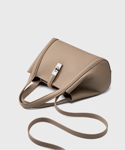 NiiNa(ニーナ)の「【 NiiNa / ニーナ 】高品質牛革 2way ミディアムバケットバッグ(インナーポーチ付き)(ショルダーバッグ・レディース・ブラック/グレイッシュベージュ・FREE)」の13枚目の写真