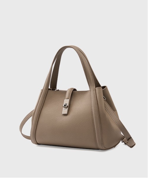 NiiNa(ニーナ)の「【 NiiNa / ニーナ 】高品質牛革 2way ミディアムバケットバッグ(インナーポーチ付き)(ショルダーバッグ・レディース・ブラック/グレイッシュベージュ・FREE)」の14枚目の写真