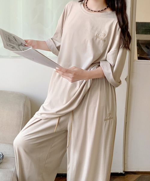 SHEENA(シーナ)の「【セットアップ】ワンポイント刺繍ロゴオーバーサイズTシャツ×ゆったりイージーワイドパンツ/2点SET(セットアップ・レディース・ベージュ/ブラック/グレー・M)」の1枚目の写真