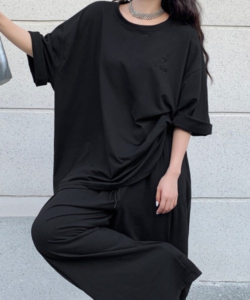SHEENA(シーナ)の「【セットアップ】ワンポイント刺繍ロゴオーバーサイズTシャツ×ゆったりイージーワイドパンツ/2点SET(セットアップ・レディース・ベージュ/ブラック/グレー・M)」の2枚目の写真