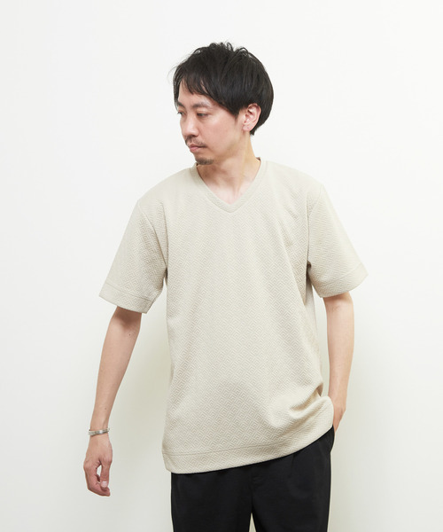 MEN'S MELROSE(メンズメルローズ)の「ジオメトリックブリスターVネックハーフスリーブTシャツ(Tシャツ/カットソー・メンズ・グレー/ベージュ/ホワイト・3/4/2)」の3枚目の写真