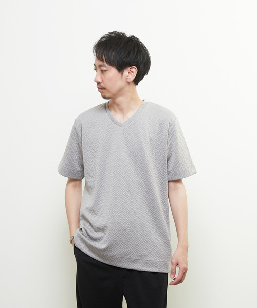 MEN'S MELROSE(メンズメルローズ)の「ジオメトリックブリスターVネックハーフスリーブTシャツ(Tシャツ/カットソー・メンズ・グレー/ベージュ/ホワイト・3/4/2)」の2枚目の写真