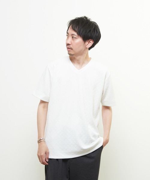 MEN'S MELROSE(メンズメルローズ)の「ジオメトリックブリスターVネックハーフスリーブTシャツ(Tシャツ/カットソー・メンズ・グレー/ベージュ/ホワイト・3/4/2)」の1枚目の写真