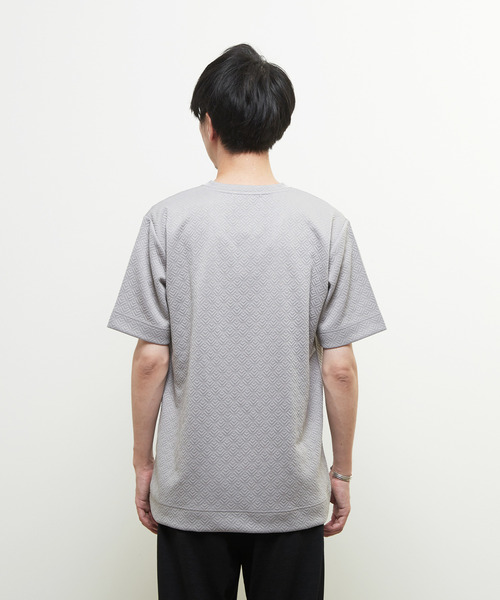 MEN'S MELROSE(メンズメルローズ)の「ジオメトリックブリスターVネックハーフスリーブTシャツ(Tシャツ/カットソー・メンズ・グレー/ベージュ/ホワイト・3/4/2)」の17枚目の写真