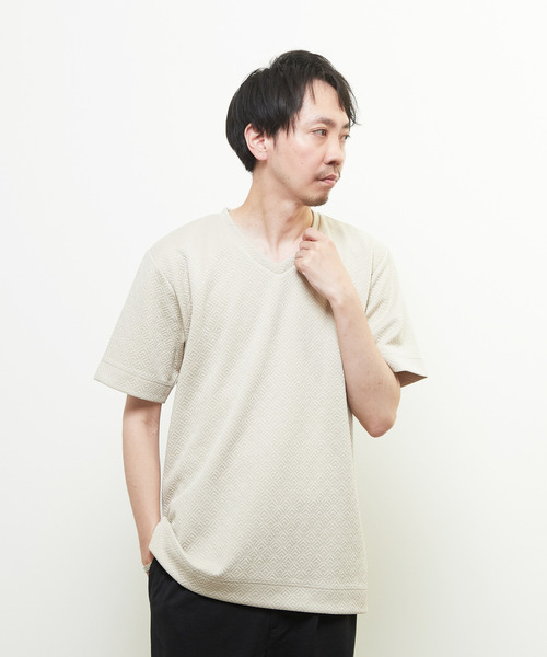 MEN'S MELROSE(メンズメルローズ)の「ジオメトリックブリスターVネックハーフスリーブTシャツ(Tシャツ/カットソー・メンズ・グレー/ベージュ/ホワイト・3/4/2)」の8枚目の写真