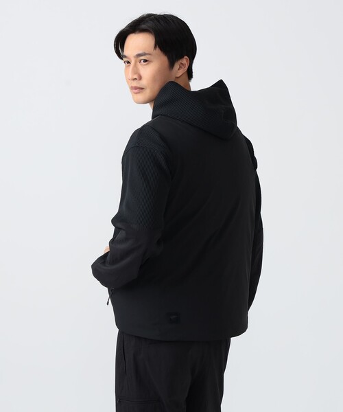 BEAMS GOLF（ビームスゴルフ）の「B.G.THREE / ALL-TIME ノーカラー パデットベスト（ベスト・メンズ・ネイビー/ブラック・X-LARGE/MEDIUM/LARGE）」の4枚目の写真