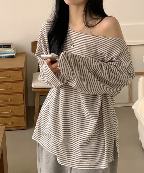 VIVID LADY（ビビッドレディー）の「オフショルダー ボーダー ロンT（Tシャツ/カットソー・レディース・ブラック/ネイビー/カーキ・FREE）」の4枚目の写真