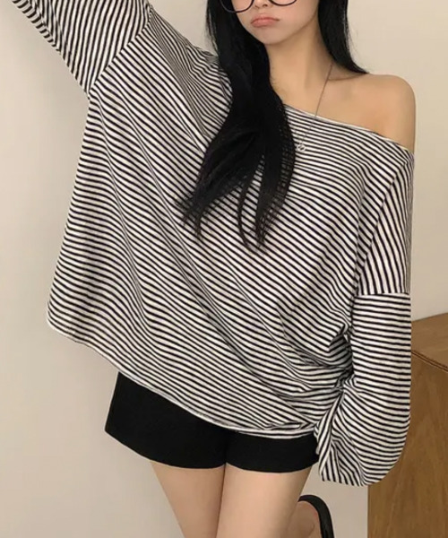 VIVID LADY（ビビッドレディー）の「オフショルダー ボーダー ロンT（Tシャツ/カットソー・レディース・ブラック/ネイビー/カーキ・FREE）」の8枚目の写真