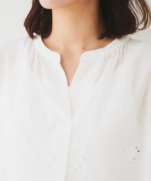 UNTITLED（アンタイトル）の「【セットアップ可/コットン100】スカラップ刺繍ブラウス（シャツ/ブラウス・レディース・ブラック/ホワイト・44/00/02/04）」の6枚目の写真