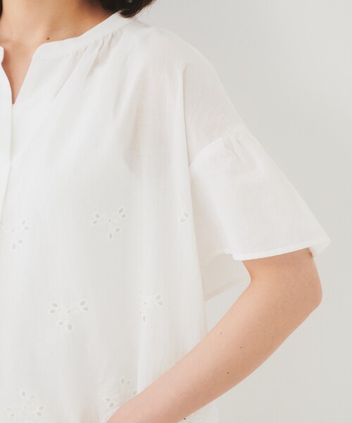 UNTITLED（アンタイトル）の「【セットアップ可/コットン100】スカラップ刺繍ブラウス（シャツ/ブラウス・レディース・ブラック/ホワイト・44/00/02/04）」の4枚目の写真