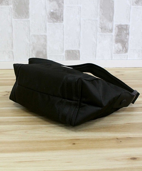 HUNTER（ハンター）の「ナイロンミニトップクリップトート ショルダーバッグ Nylon Mini Top Clip Tote（ショルダーバッグ・レディース・ブラック・ONE SIZE）」の2枚目の写真