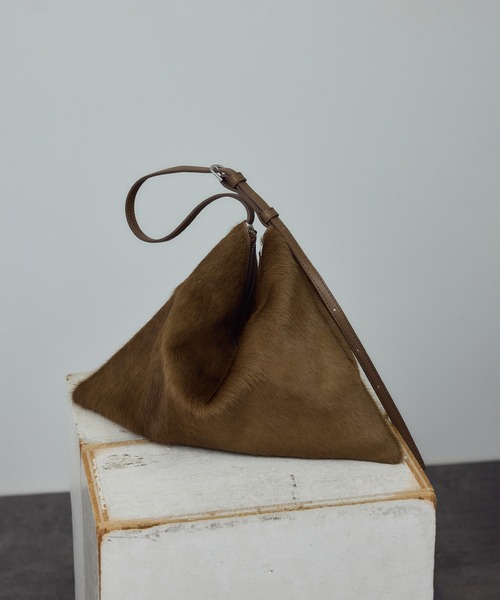 SALON adam et rope'（サロン アダム エ ロペ）の「【W S（ドゥーブル）】へアリーカウレザーバッグ / ハンドバッグ（ショルダーバッグ・レディース・ブラウン/ベージュ・FREE）」の2枚目の写真