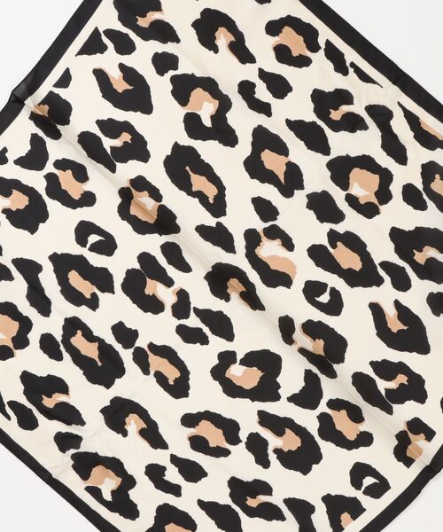 ARTIFICIAL SWEETENER(アーティフィシャル スウィートナー)の「【 ARTIFICIAL SWEETENER 】シルクタッチレオパードスカーフ(バンダナ/スカーフ・レディース・ベージュ系1/ブラウン系1/レッド系1/ブラック×ホワイト/グレー系1/イエロー系1・ONESIZE)」の7枚目の写真