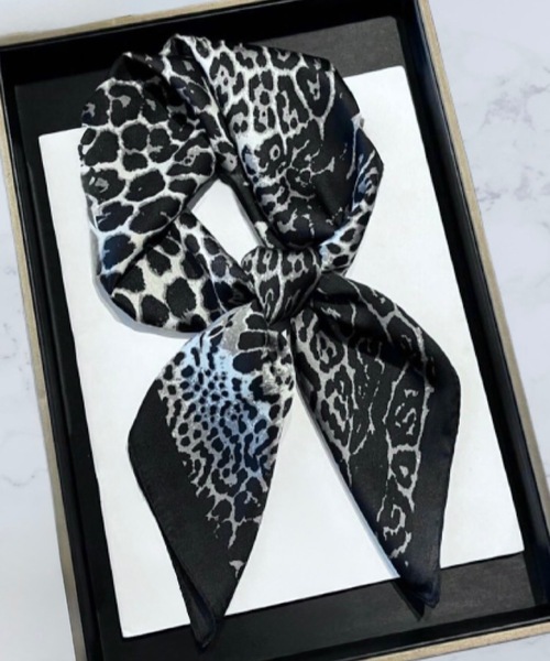 ARTIFICIAL SWEETENER(アーティフィシャル スウィートナー)の「【 ARTIFICIAL SWEETENER 】シルクタッチレオパードスカーフ(バンダナ/スカーフ・レディース・ベージュ系1/ブラウン系1/レッド系1/ブラック×ホワイト/グレー系1/イエロー系1・ONESIZE)」の3枚目の写真