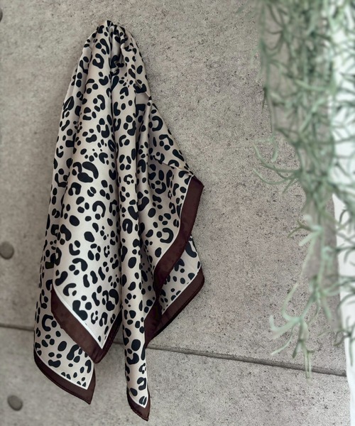 ARTIFICIAL SWEETENER(アーティフィシャル スウィートナー)の「【 ARTIFICIAL SWEETENER 】シルクタッチレオパードスカーフ(バンダナ/スカーフ・レディース・ベージュ系1/ブラウン系1/レッド系1/ブラック×ホワイト/グレー系1/イエロー系1・ONESIZE)」の4枚目の写真