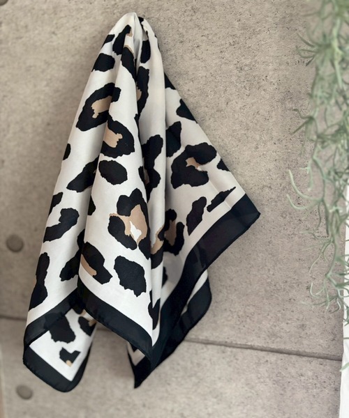 ARTIFICIAL SWEETENER(アーティフィシャル スウィートナー)の「【 ARTIFICIAL SWEETENER 】シルクタッチレオパードスカーフ(バンダナ/スカーフ・レディース・ベージュ系1/ブラウン系1/レッド系1/ブラック×ホワイト/グレー系1/イエロー系1・ONESIZE)」の1枚目の写真