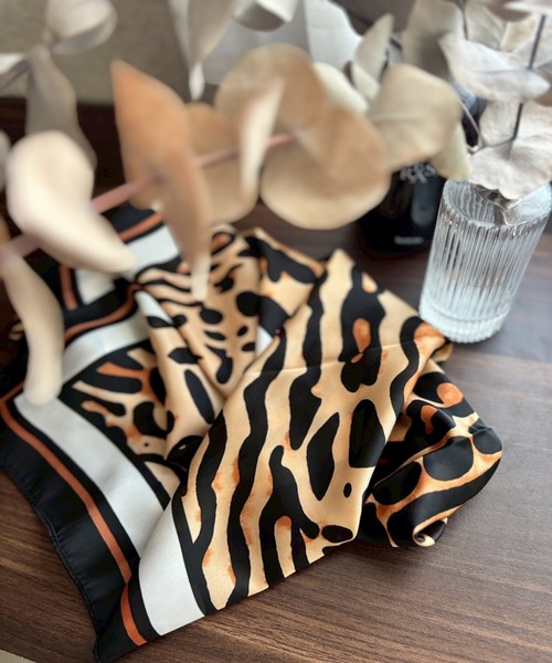 ARTIFICIAL SWEETENER(アーティフィシャル スウィートナー)の「【 ARTIFICIAL SWEETENER 】シルクタッチレオパードスカーフ(バンダナ/スカーフ・レディース・ベージュ系1/ブラウン系1/レッド系1/ブラック×ホワイト/グレー系1/イエロー系1・ONESIZE)」の5枚目の写真