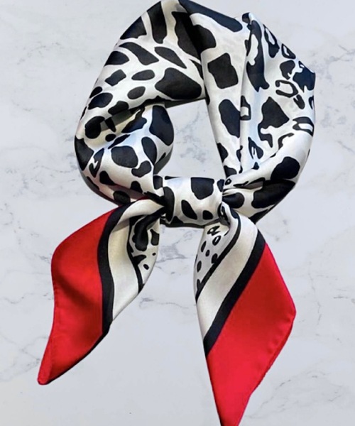 ARTIFICIAL SWEETENER(アーティフィシャル スウィートナー)の「【 ARTIFICIAL SWEETENER 】シルクタッチレオパードスカーフ(バンダナ/スカーフ・レディース・ベージュ系1/ブラウン系1/レッド系1/ブラック×ホワイト/グレー系1/イエロー系1・ONESIZE)」の6枚目の写真