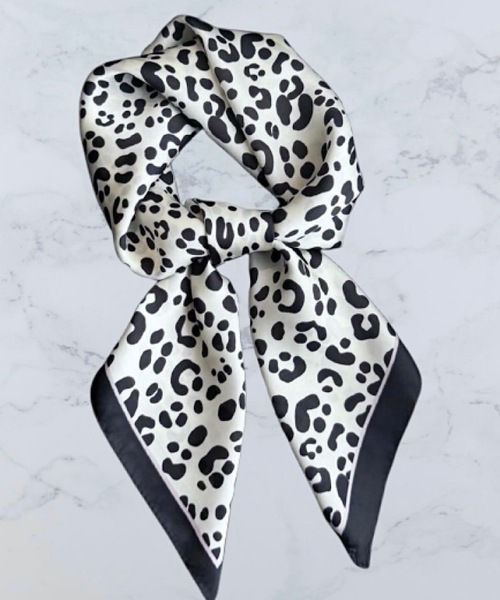 ARTIFICIAL SWEETENER(アーティフィシャル スウィートナー)の「【 ARTIFICIAL SWEETENER 】シルクタッチレオパードスカーフ(バンダナ/スカーフ・レディース・ベージュ系1/ブラウン系1/レッド系1/ブラック×ホワイト/グレー系1/イエロー系1・ONESIZE)」の2枚目の写真