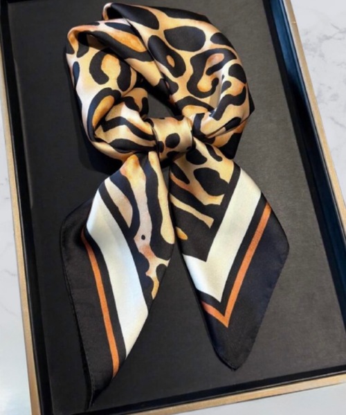 ARTIFICIAL SWEETENER(アーティフィシャル スウィートナー)の「【 ARTIFICIAL SWEETENER 】シルクタッチレオパードスカーフ(バンダナ/スカーフ・レディース・ベージュ系1/ブラウン系1/レッド系1/ブラック×ホワイト/グレー系1/イエロー系1・ONESIZE)」の13枚目の写真