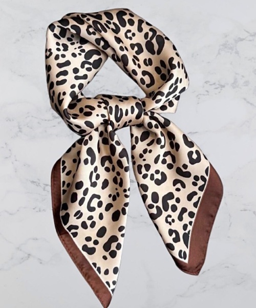 ARTIFICIAL SWEETENER(アーティフィシャル スウィートナー)の「【 ARTIFICIAL SWEETENER 】シルクタッチレオパードスカーフ(バンダナ/スカーフ・レディース・ベージュ系1/ブラウン系1/レッド系1/ブラック×ホワイト/グレー系1/イエロー系1・ONESIZE)」の8枚目の写真
