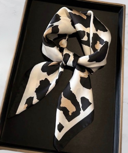 ARTIFICIAL SWEETENER(アーティフィシャル スウィートナー)の「【 ARTIFICIAL SWEETENER 】シルクタッチレオパードスカーフ(バンダナ/スカーフ・レディース・ベージュ系1/ブラウン系1/レッド系1/ブラック×ホワイト/グレー系1/イエロー系1・ONESIZE)」の9枚目の写真