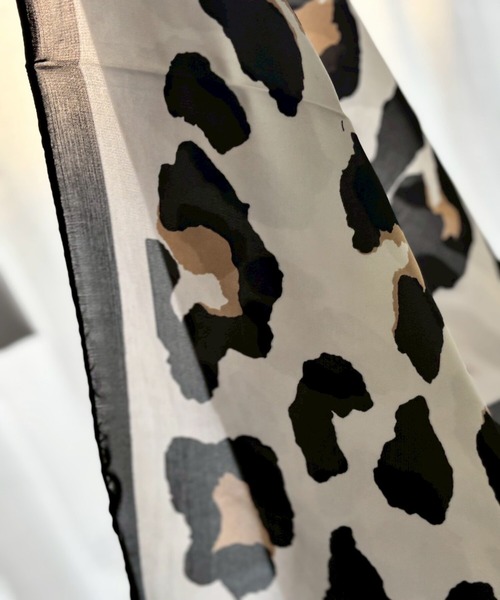 ARTIFICIAL SWEETENER(アーティフィシャル スウィートナー)の「【 ARTIFICIAL SWEETENER 】シルクタッチレオパードスカーフ(バンダナ/スカーフ・レディース・ベージュ系1/ブラウン系1/レッド系1/ブラック×ホワイト/グレー系1/イエロー系1・ONESIZE)」の11枚目の写真