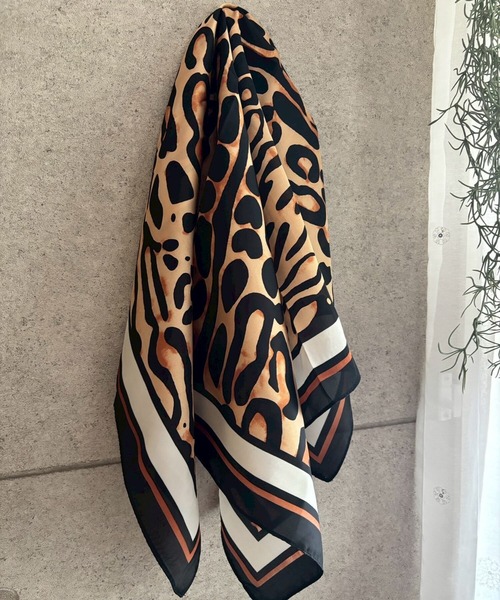 ARTIFICIAL SWEETENER(アーティフィシャル スウィートナー)の「【 ARTIFICIAL SWEETENER 】シルクタッチレオパードスカーフ(バンダナ/スカーフ・レディース・ベージュ系1/ブラウン系1/レッド系1/ブラック×ホワイト/グレー系1/イエロー系1・ONESIZE)」の12枚目の写真