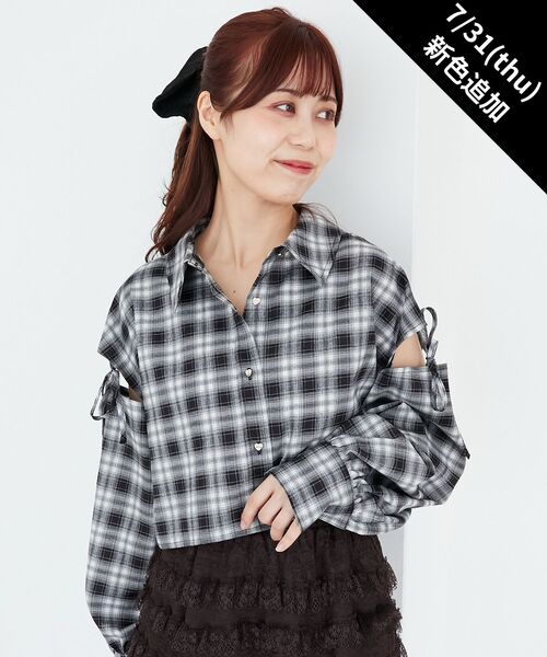 MAJESTIC LEGON(マジェスティックレゴン)の「オープンショルダーショートシャツ(シャツ/ブラウス・レディース・ベージュ/キャメル/ブラック系その他/グレー系その他・MEDIUM)」の2枚目の写真