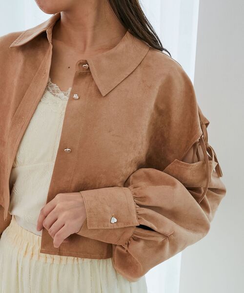 MAJESTIC LEGON(マジェスティックレゴン)の「オープンショルダーショートシャツ(シャツ/ブラウス・レディース・ベージュ/キャメル/ブラック系その他/グレー系その他・MEDIUM)」の4枚目の写真