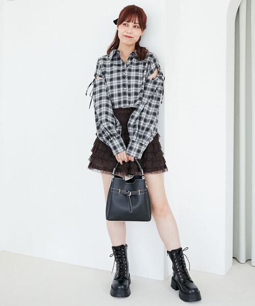 MAJESTIC LEGON(マジェスティックレゴン)の「オープンショルダーショートシャツ(シャツ/ブラウス・レディース・ベージュ/キャメル/ブラック系その他/グレー系その他・MEDIUM)」の5枚目の写真