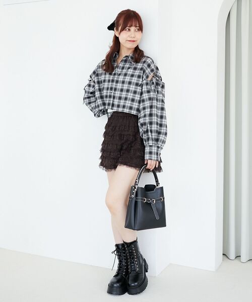 MAJESTIC LEGON(マジェスティックレゴン)の「オープンショルダーショートシャツ(シャツ/ブラウス・レディース・ベージュ/キャメル/ブラック系その他/グレー系その他・MEDIUM)」の6枚目の写真