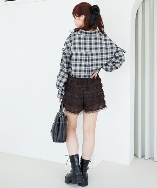 MAJESTIC LEGON(マジェスティックレゴン)の「オープンショルダーショートシャツ(シャツ/ブラウス・レディース・ベージュ/キャメル/ブラック系その他/グレー系その他・MEDIUM)」の7枚目の写真