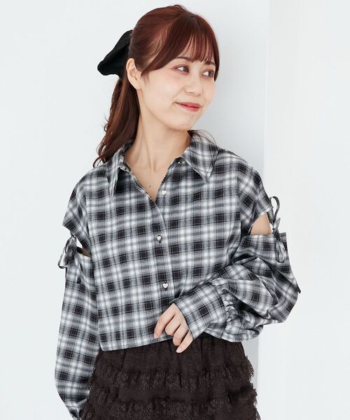 MAJESTIC LEGON(マジェスティックレゴン)の「オープンショルダーショートシャツ(シャツ/ブラウス・レディース・ベージュ/キャメル/ブラック系その他/グレー系その他・MEDIUM)」の8枚目の写真