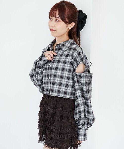 MAJESTIC LEGON(マジェスティックレゴン)の「オープンショルダーショートシャツ(シャツ/ブラウス・レディース・ベージュ/キャメル/ブラック系その他/グレー系その他・MEDIUM)」の9枚目の写真